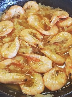 Una foto de Langostinos de la Rápita encebollados y roneados
