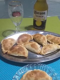 Una foto de Empanadas de carne cortadas a cuchillo