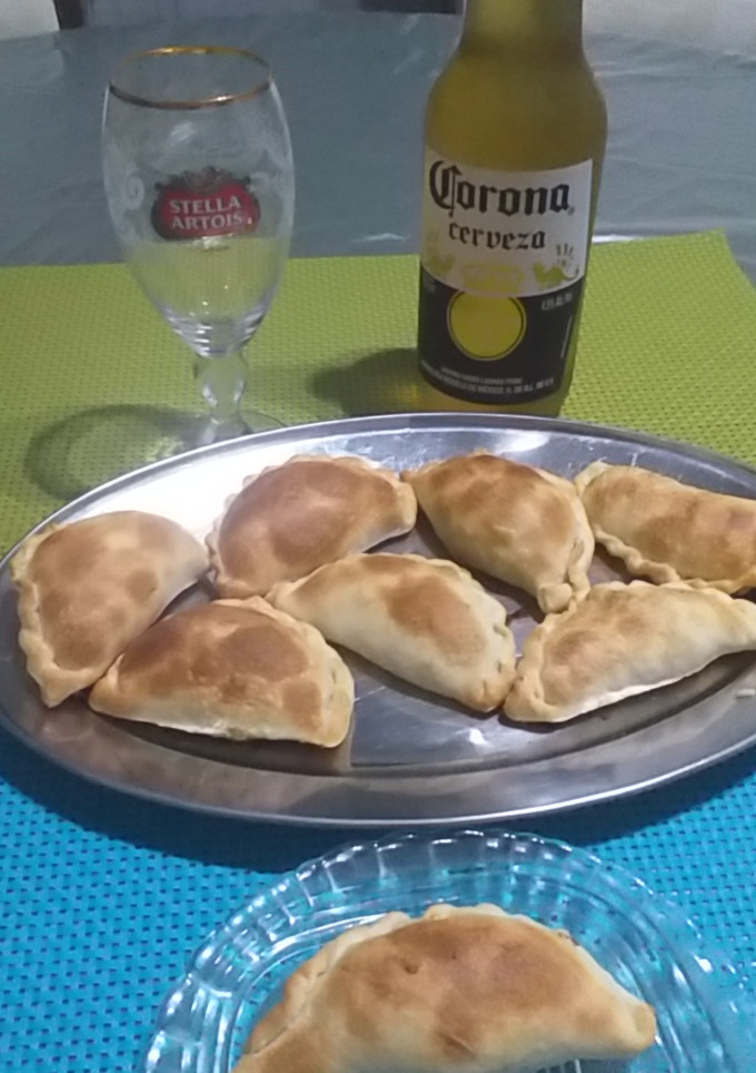 Una foto de Empanadas de carne cortadas a cuchillo