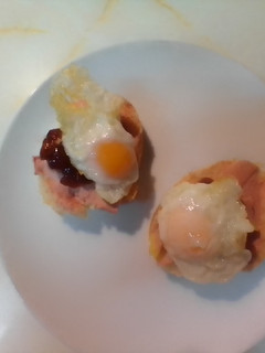 Una foto de Bocaditos de huevo de codorniz, mermelada de higos y paté de pato