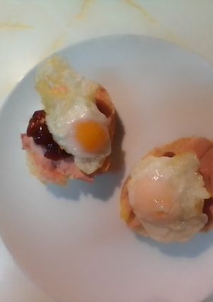 Una foto de Bocaditos de huevo de codorniz, mermelada de higos y paté de pato