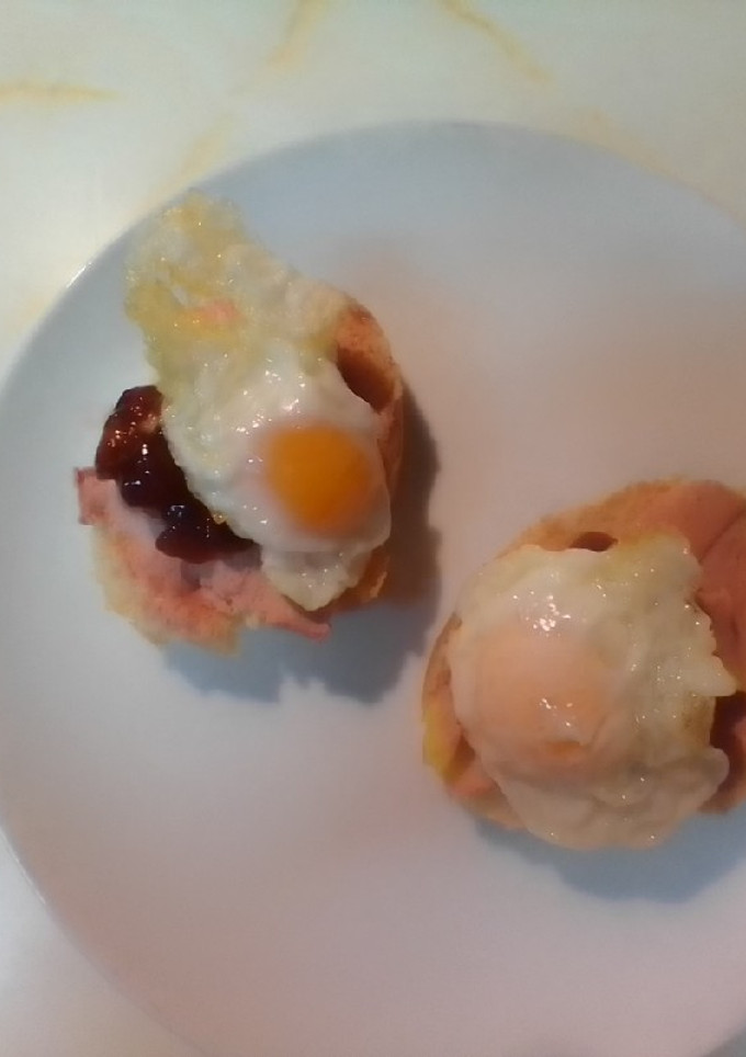 Una foto de Bocaditos de huevo de codorniz, mermelada de higos y paté de pato