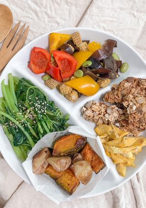 色香味俱全的健康餐（燕麥偽炸雞） 的食譜成品照片
