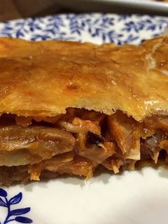 Una foto de Empanada gallega con sobras de cocido