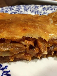 Una foto de Empanada gallega con sobras de cocido