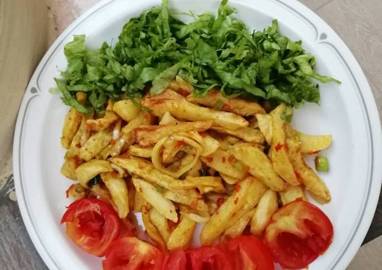 Steps to Make Perfect Favorite chips garnished with salad nd tomato