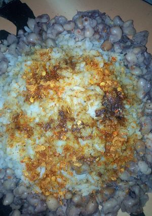 A picture of Wake da shinkafa with mai da yaji da maggi.