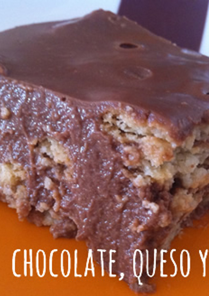 Una foto de Tarta cremosa de chocolate, queso y galletas