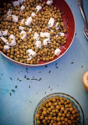 Une photo de Salade toute simple de petit pois et feta