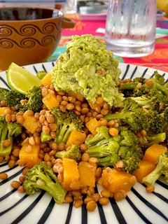Una foto de Ensalada de lentejas con guacamole