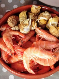 Una foto de Bulots, mejillones y langostinos cocidos con picadillo