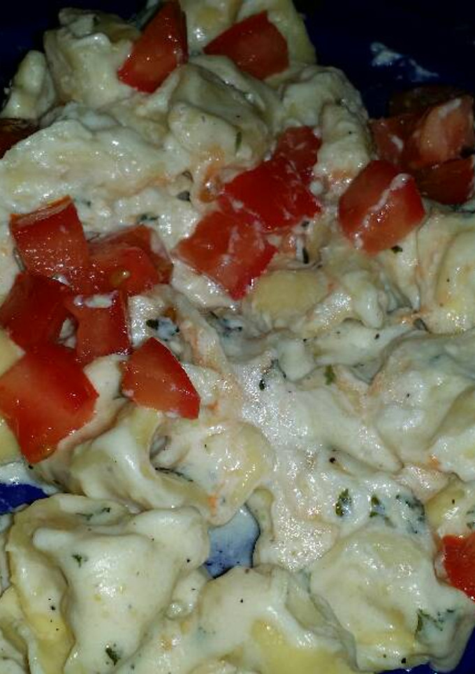 A picture of Tortellini with homemade alfredo garlic sauce.