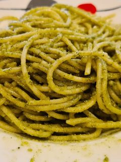 Una foto de Espaguetis al pesto de anacardos