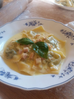 Una foto de Raviolones con salsa crema