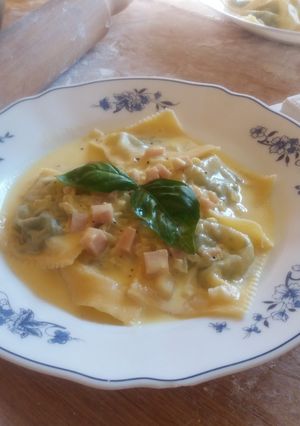 Una foto de Raviolones con salsa crema