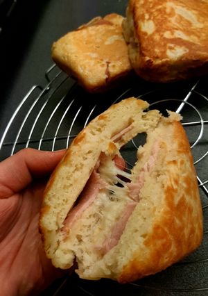 Une photo de Pancakes fourrés au jambon et fromage
