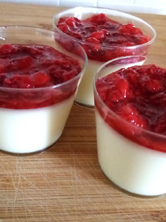 Foto di Pannacotta con fragole e lamponi