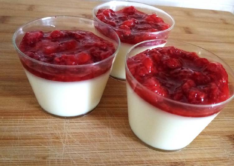 Pannacotta con fragole e lamponi
