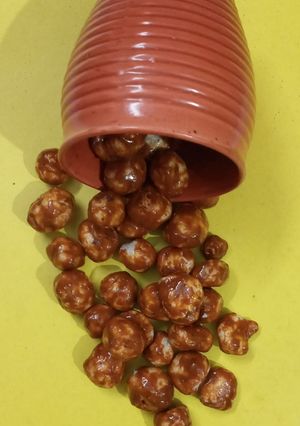 गुड़ के मखाने(gud ke makhane recipe in hindi) रेसिपी मुख्य फोटो