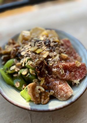 Una foto de Bowl de desayuno con brevas y fruta de verano