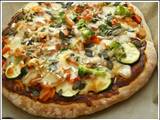 Zöldséges szalámis pizza