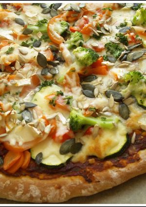 Zöldséges szalámis pizza recept fotója