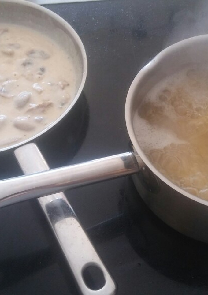 Una foto de Spaguetis con salsa de champiñones y cerdo