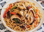 Una foto de lomito con vegetales al estilo chino