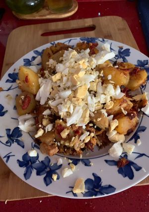 Una foto de Patatas con huevo variados