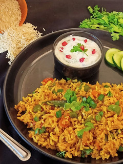 વેજ તવા પુલાવ (Veg Tava Pulao Recipe In Gujarati) રેસીપી મુખ્ય ફોટો