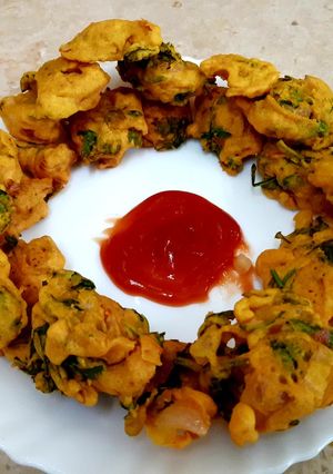कांदा भजी (kanda bhaji recipe in marathi) रेसिपी चे मुख्य फोटो 