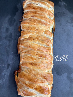 Una foto de Trenza de hojaldre rellena de carne de membrillo y queso de rulo de cabra