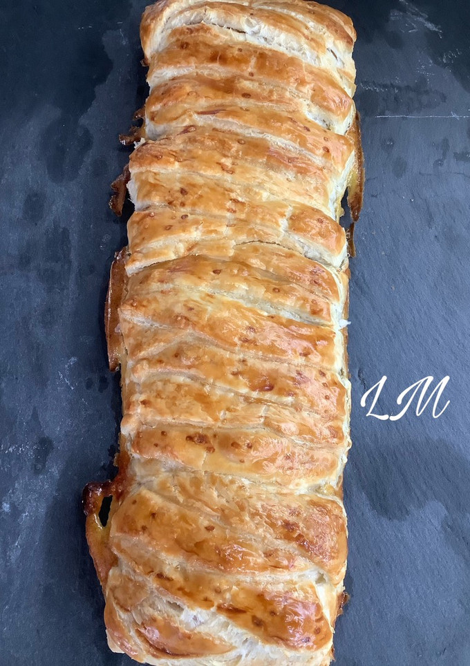 Una foto de Trenza de hojaldre rellena de carne de membrillo y queso de rulo de cabra