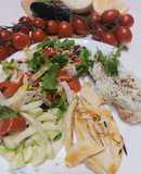 Tagliata di petto di pollo con insalatona mista e crostone di pane con crema di avocado e yogurt
