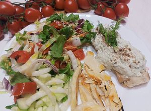 Foto di Tagliata di petto di pollo con insalatona mista e crostone di pane con crema di avocado e yogurt