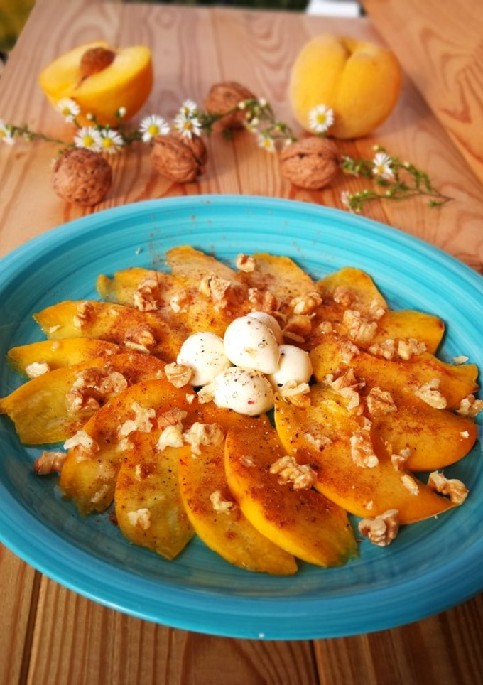 Una foto de Carpaccio de melocotón con mozzarella de búfalo 🐃 🍑