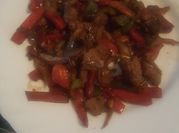 Una foto de wok de verdura