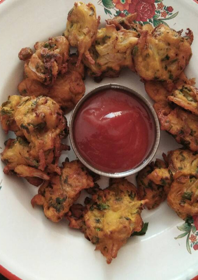 A picture of Kanda bhaji .