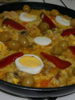 Una foto de Paella de pollo