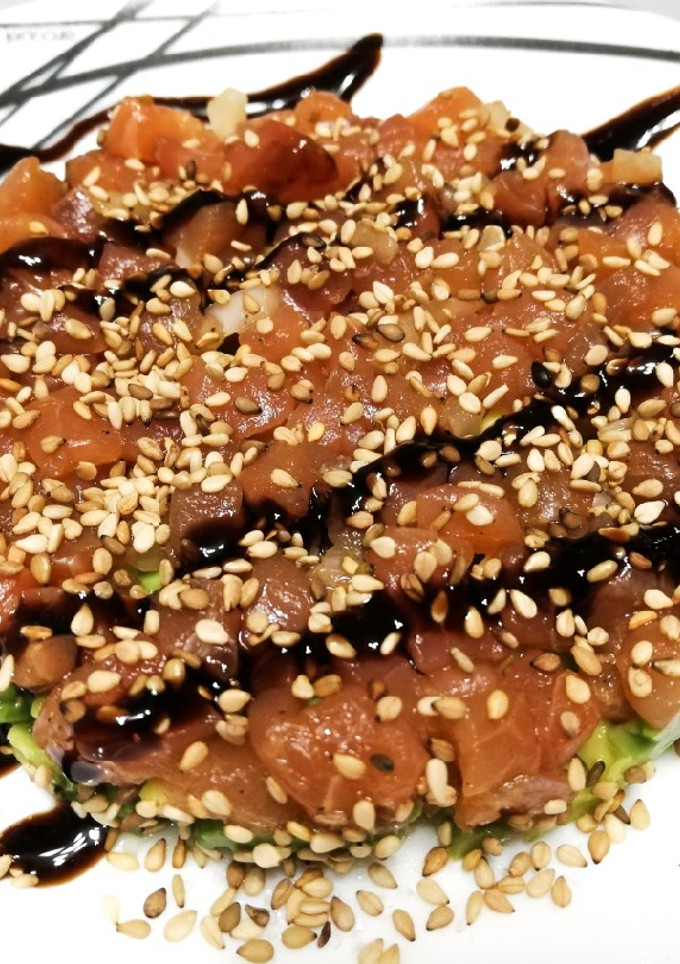 Una foto de Tartar de salmón y aguacate