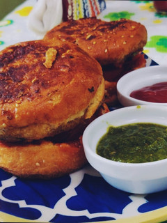 आलू टिक्की बर्गर (aloo tikki burger recipe in Hindi) रेसिपी मुख्य फोटो