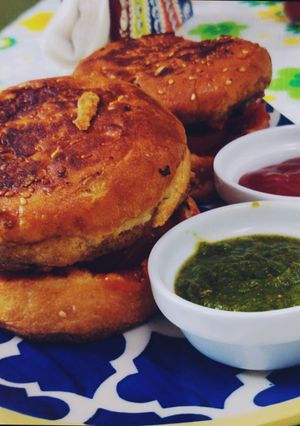 आलू टिक्की बर्गर (aloo tikki burger recipe in Hindi) रेसिपी मुख्य फोटो