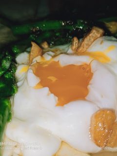 Una foto de Huevos fritos, ajos y yemas de espárragos