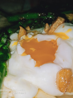 Una foto de Huevos fritos, ajos y yemas de espárragos
