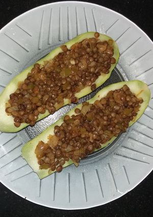 Una foto de Zucchini relleno de lentejas♡