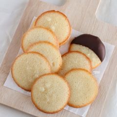A picture of Langue De Chat [Cat’s Tongue Cookies].