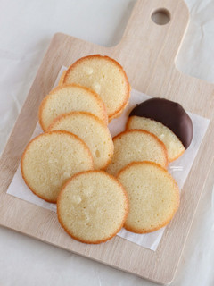A picture of Langue De Chat [Cat’s Tongue Cookies].