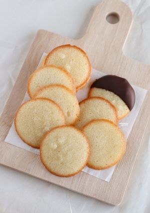 A picture of Langue De Chat [Cat’s Tongue Cookies].