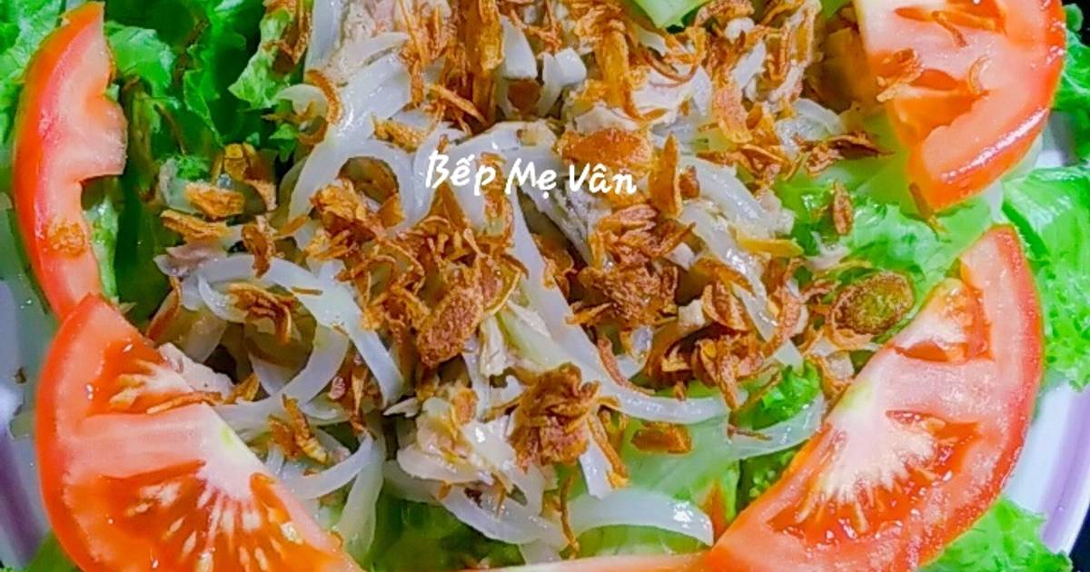 Làm thế nào để trộn đều nước sốt vào món salad cá ngừ?
