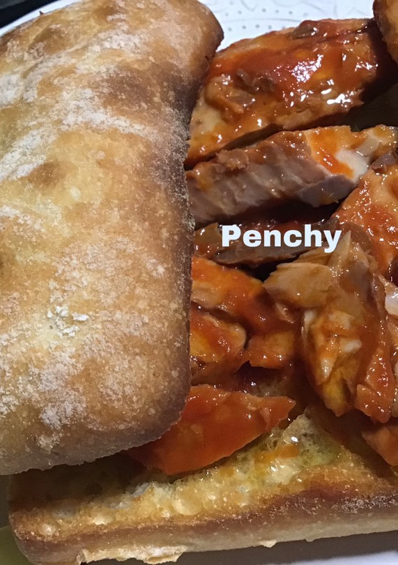 Una foto de Bocata de caballa con tomate en pan de cristal
